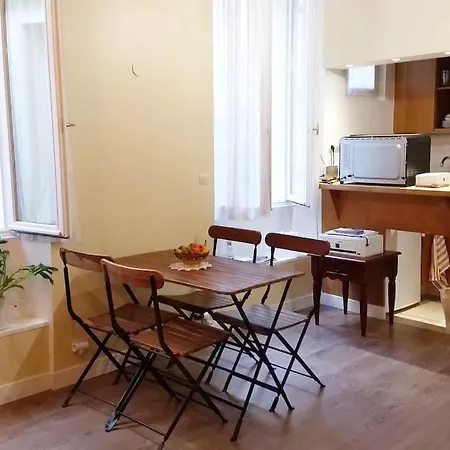 Impeccable & Typical In The Marais Appartamento *