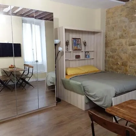 Impeccable & Typical In The Marais Appartamento Parigi