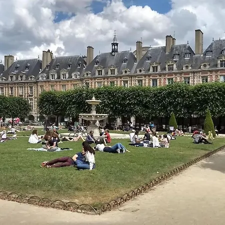 Impeccable & Typical In The Marais Appartamento Parigi