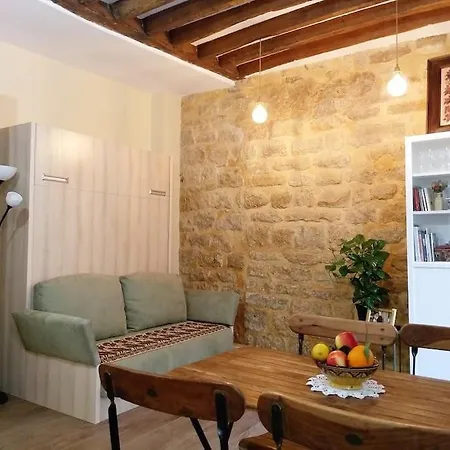 Impeccable & Typical In The Marais Appartamento